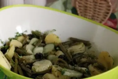 Салат из молодого картофеля со стручковой фасолью Салат из молодого картофеля со стручковой фасолью