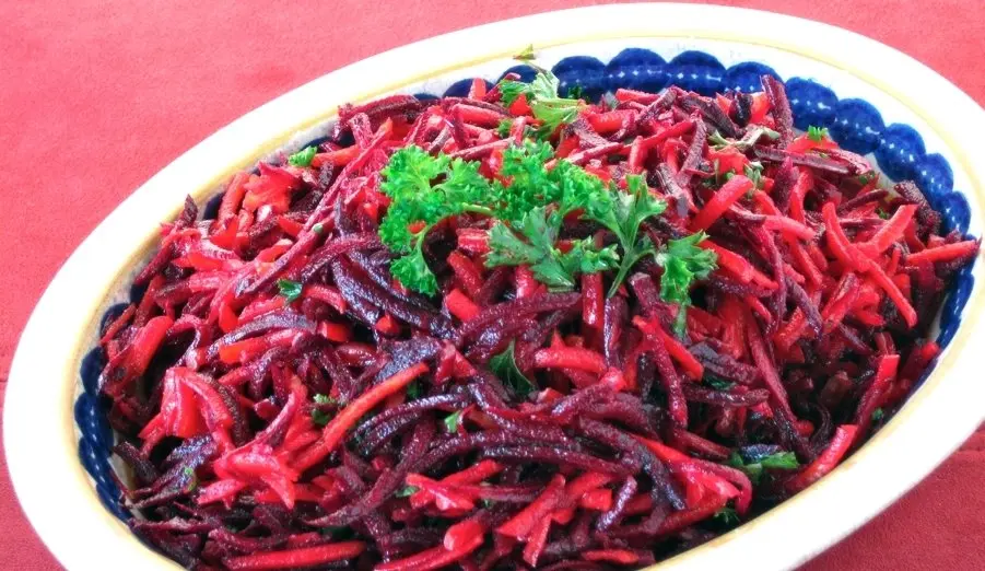 Салат из свежей моркови и свеклы Салат из свежей моркови и свеклы